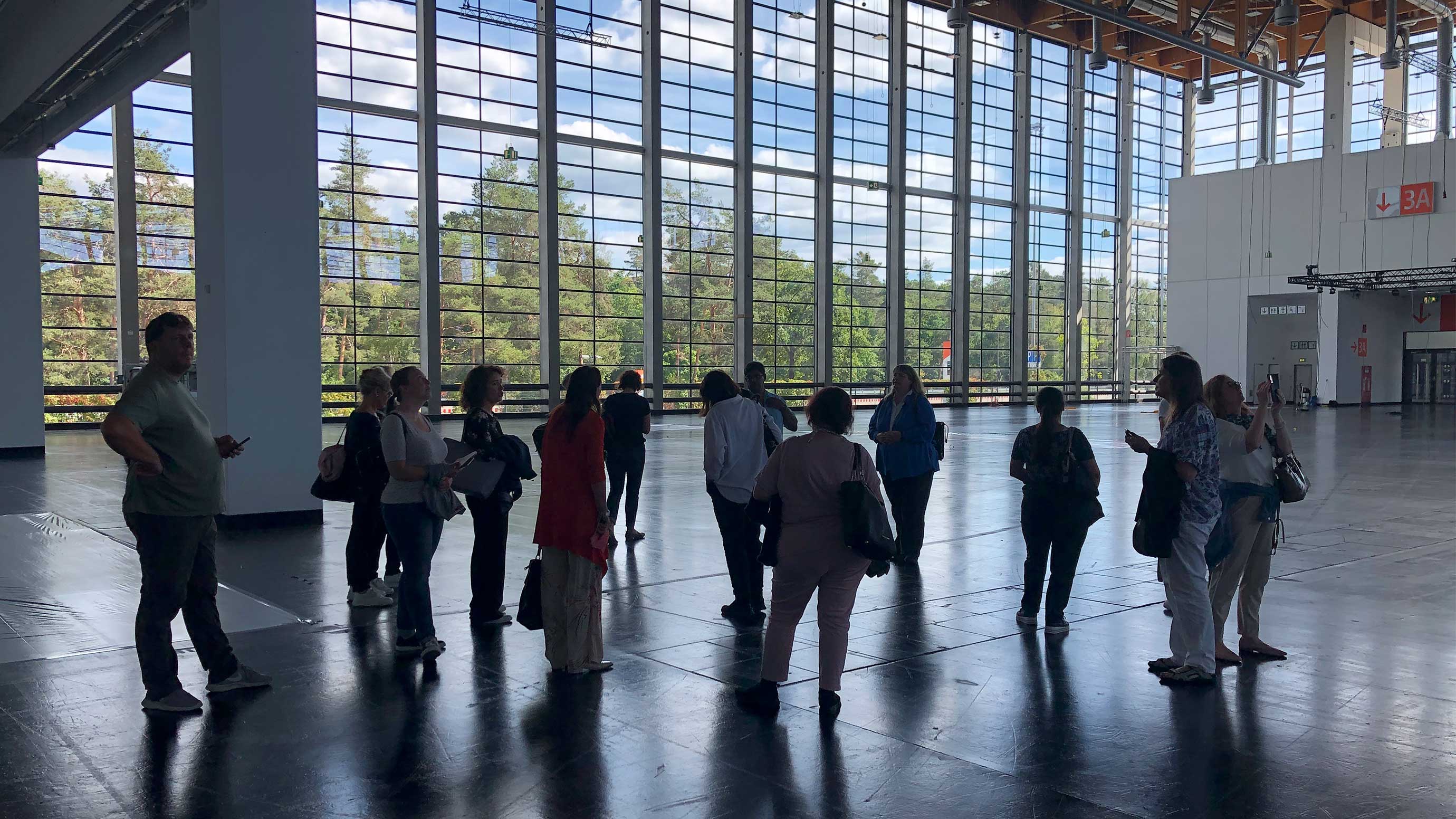 Menschen in der Messehalle der NürnbergMesse